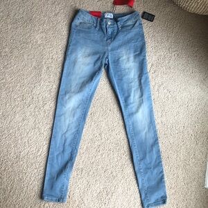*MAKE OFFER. DONATING JANUARY 1. * LIGHT BLUE MID RISE ANKLE SKINNY JEANS